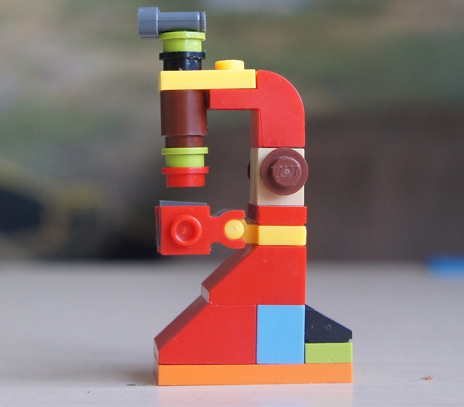 Model mikroskopu z LEGO